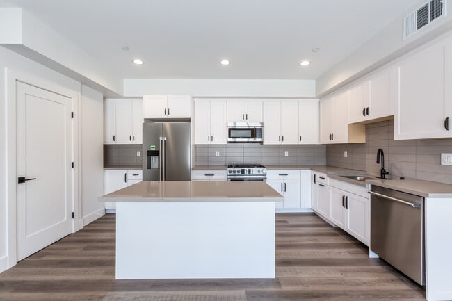 Building Photo - 857 N Hayworth Ave