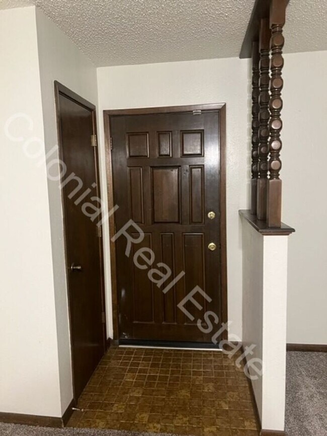 Building Photo - 2 Bed/1 Bath Apartment with Washer/Dryer H...