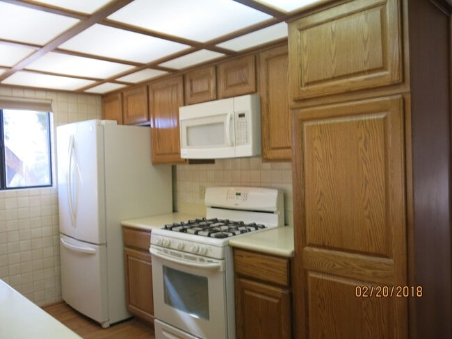 Building Photo - 4 bed, 2 bath, 2 car garage . Boulder City RV parking