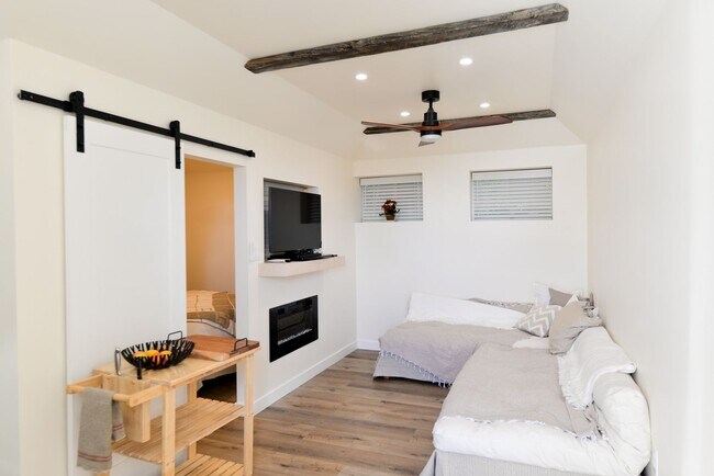 Foto del edificio - Great Location, Furnished One Bedroom Apartment, ALL utilities included!