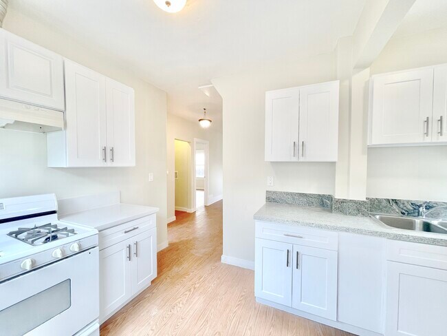 Foto del edificio - 923 W 41st St