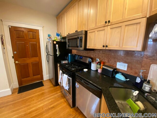 Building Photo - 69 Babcock St