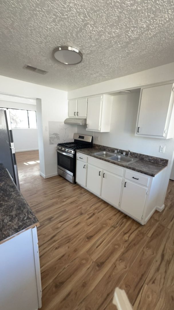 Building Photo - Sweet 3 Bedroom one and a half bathrooms L...