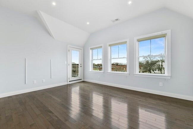 Building Photo - 1025 Fellsway