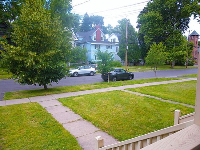 Building Photo - Spacious 3 Bedroom With Beautiful Front Po...
