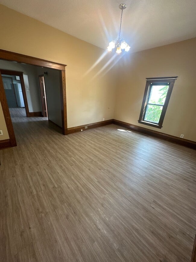 Building Photo - Spacious 3 bedroom unit