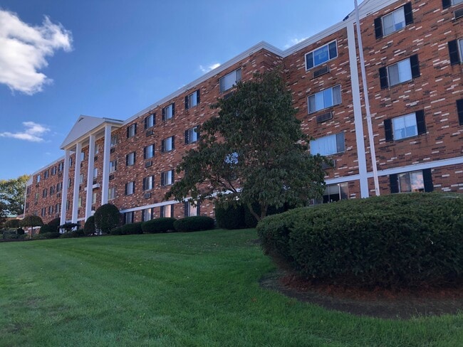 Building Photo - Lakeview Estates