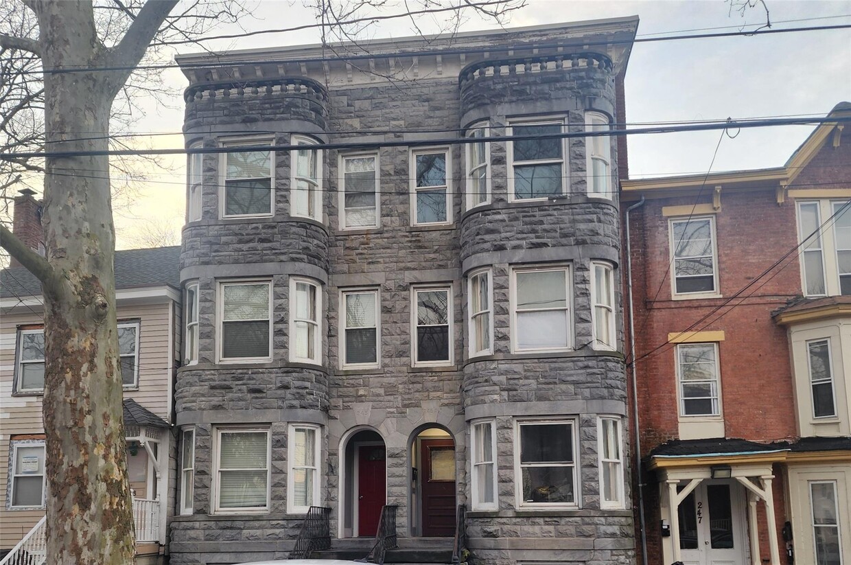 Primary Photo - 245A Grand St