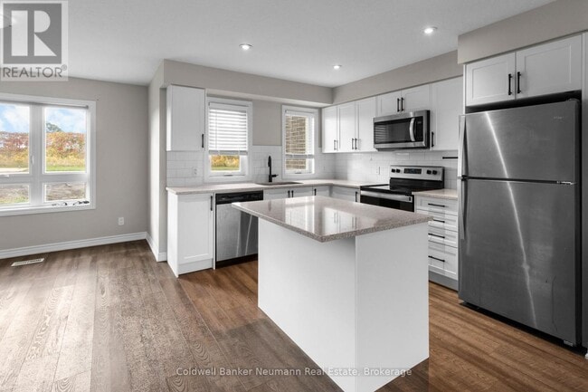 Photo du bâtiment - 235 Chapel Hill Dr