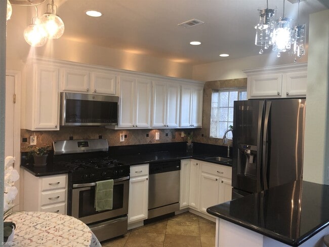 Building Photo - 4 br, 2.5 bath House - 4437 Dwight Street