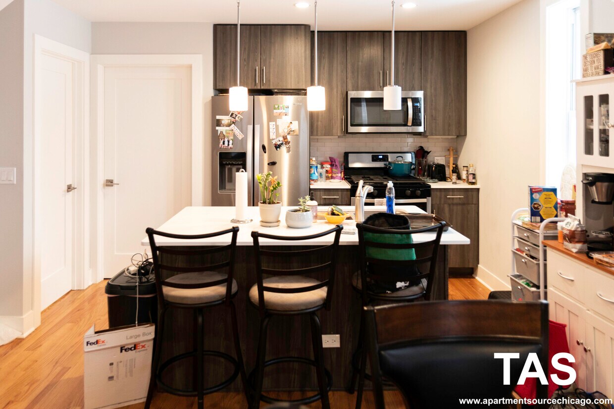 Foto principal - 1857 W Dickens Ave