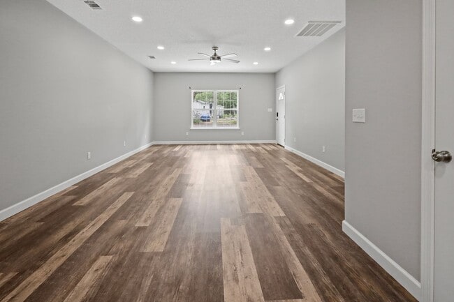 Building Photo - 2 Bed / 1 Bath Duplex for Rent – $1,400/Month