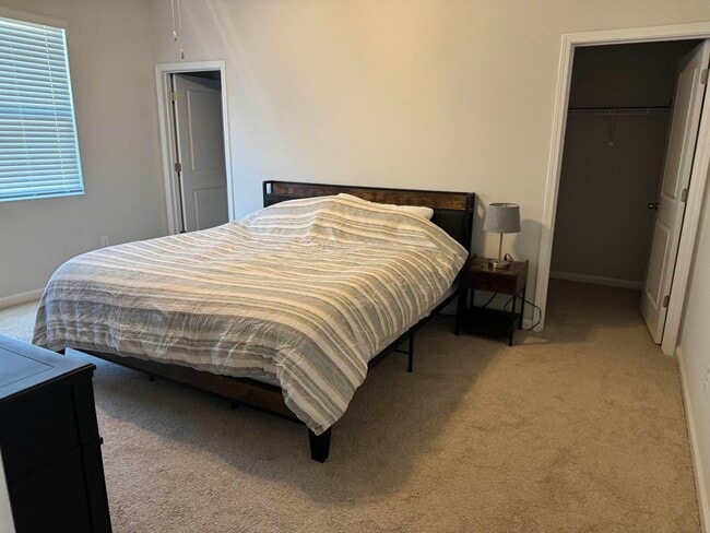 Foto del edificio - 469 Kentbury Ct