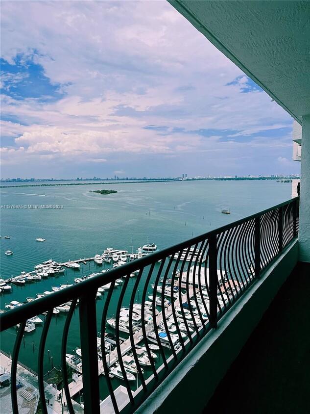 Primary Photo - 555 NE 15th St