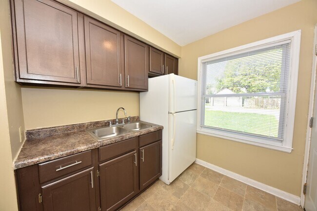 Building Photo - 1-bedroom upper unit - Available now!
