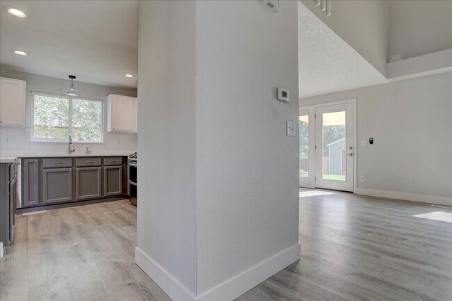 Building Photo - Gorgeous 4 bedroom/3.5 bathroom in Erie!