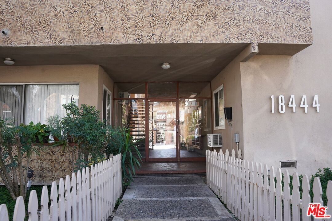 Primary Photo - 18444 Collins St