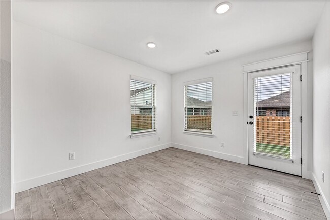 Foto del edificio - 2031 Bluebonnet Ln