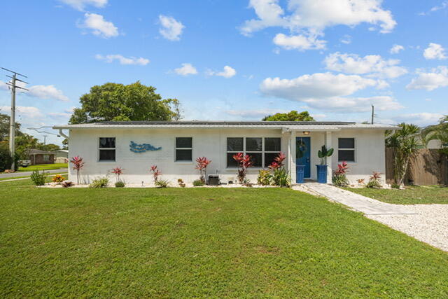 Primary Photo - 936 SE Dolphin Dr