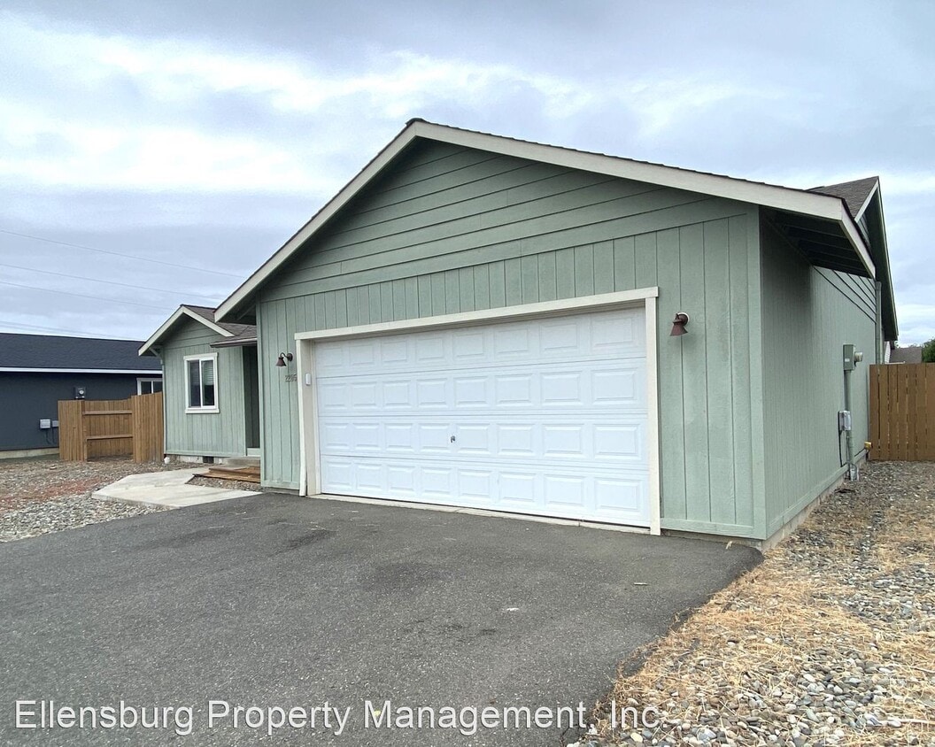 Primary Photo - 3 br, 2 bath House - 2205 N Cobblefield St
