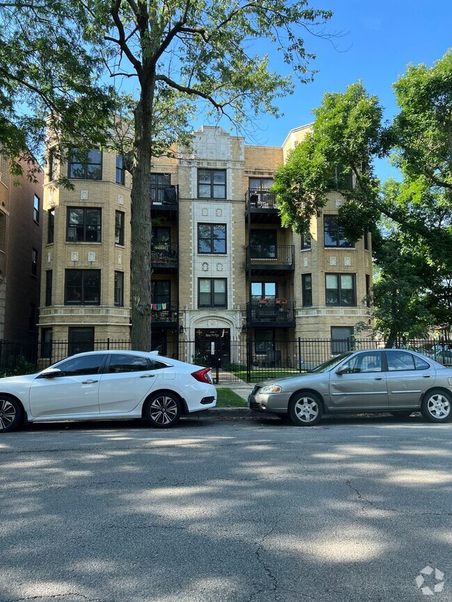 Building Photo - 1549 W Sherwin Ave