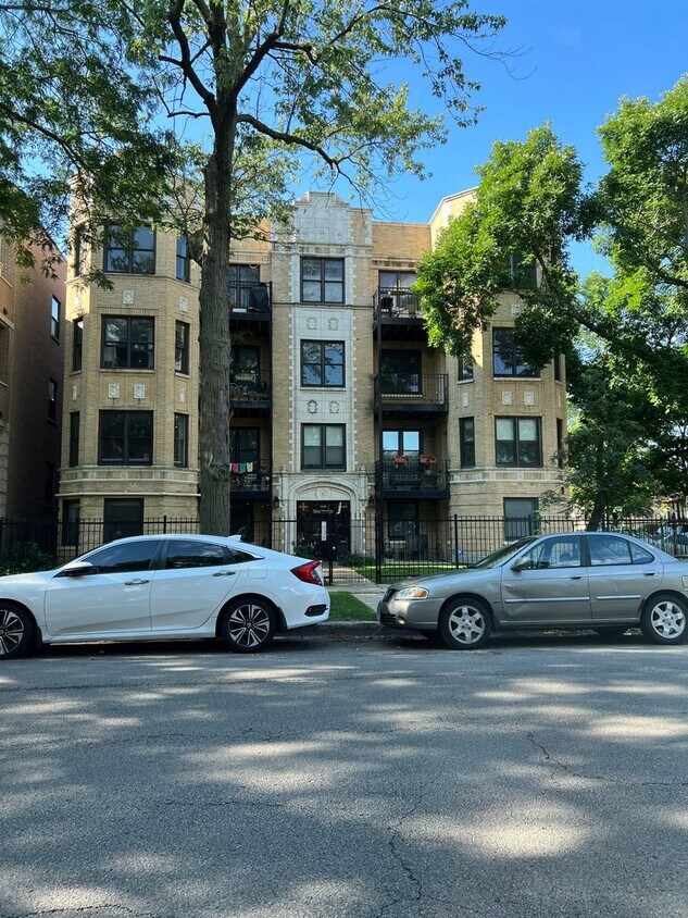 Foto principal - 1549 W Sherwin Ave