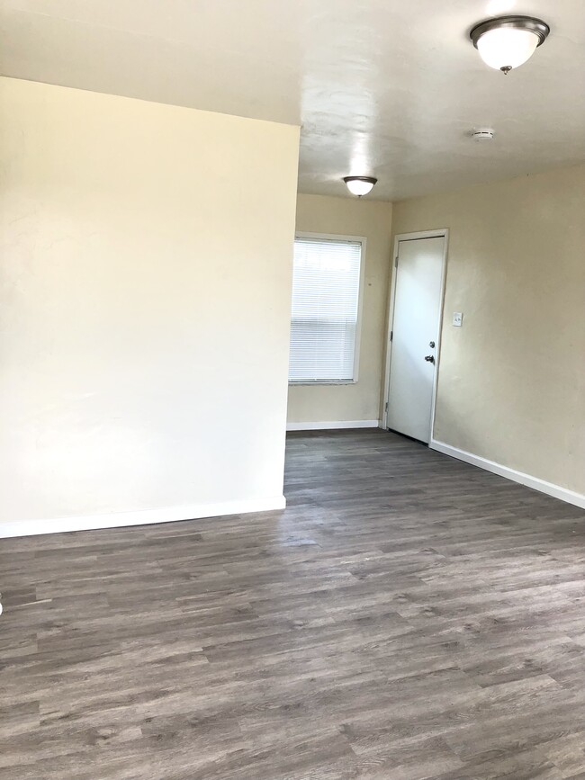 Building Photo - 931 E Brundage Ln