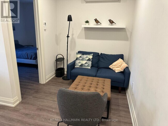 Photo du bâtiment - 595-595 St Clair Ave W