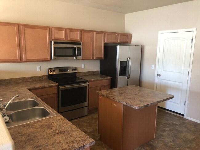 Building Photo - Soaring Eagles Townhome