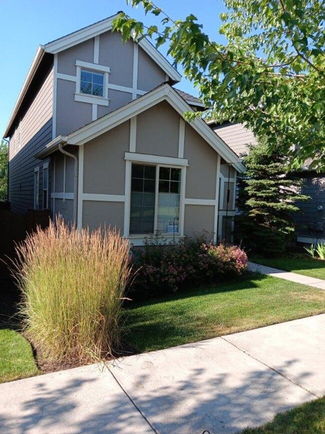 Foto del edificio - Ideal Suburban Setting Across the Street f...