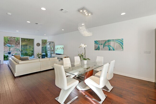 Foto del edificio - Gorgeous Home in the Elysian Valley Hills ...