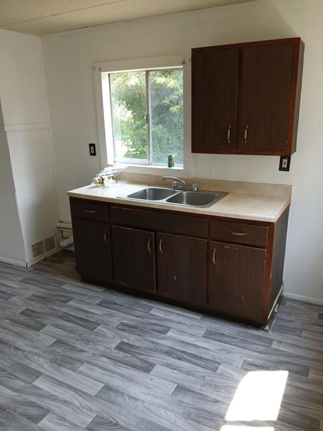 Building Photo - Spacious 3 Bedroom House Located in North ...