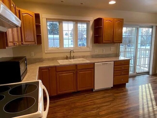 Building Photo - Pet Friendly 2 Bed  1 Bath Single Family Home With Fully Fenced Yard!