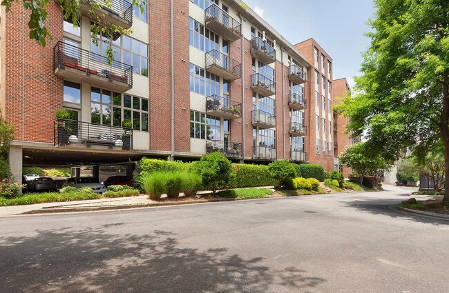 exterior frontal - 640 Glen Iris Dr NE