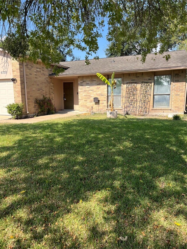 Foto principal - 6735 Blue Ridge Dr