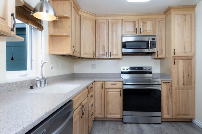 Building Photo - 2 Bedroom/ 1 Bath House