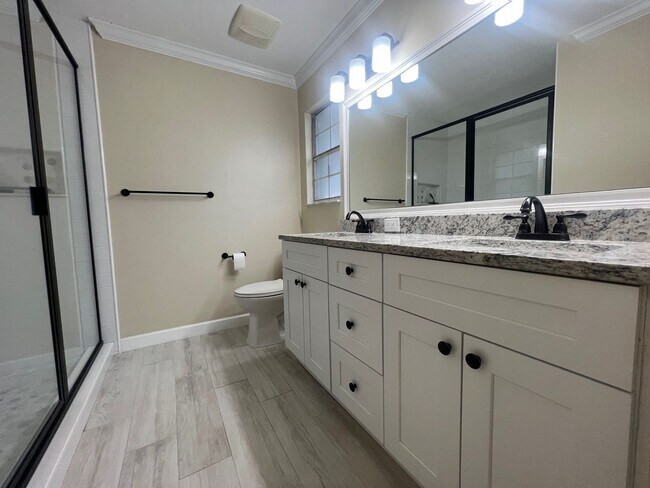 Building Photo - 3-Bedroom Home in Hickory Forest