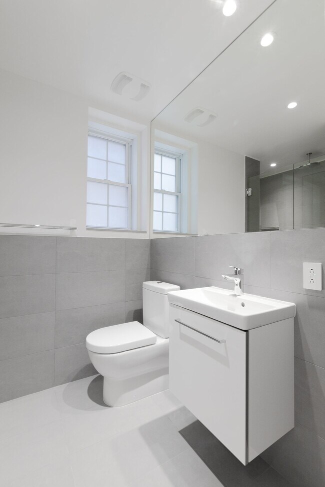 Building Photo - 2060 Rue du Fort