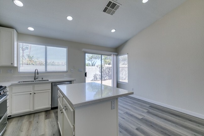 Building Photo - Stunning 3-Bedroom, 2-Bath Home in North L...