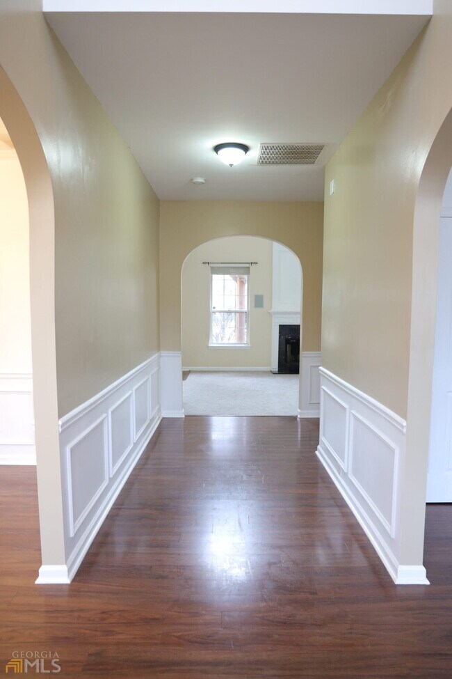 Building Photo - 1650 Huntcrest Way SW