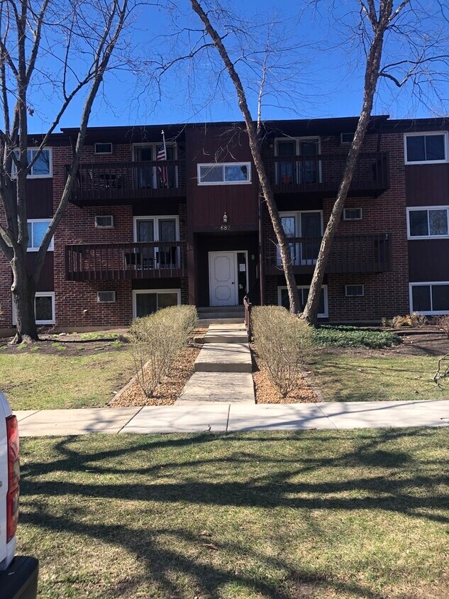 682 Daisy Ln Unit 213, Roselle, IL 60172 Condo for Rent in Roselle, IL