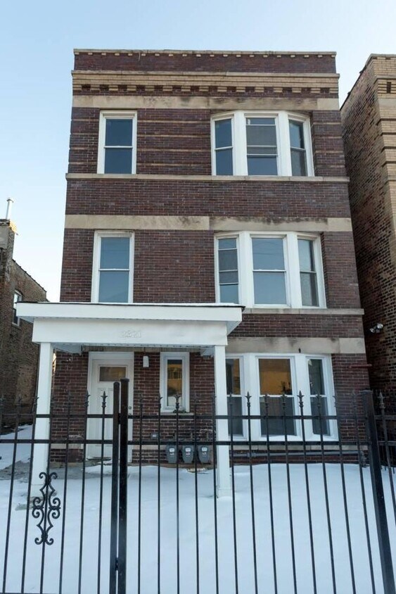 Foto principal - 2321 W Fullerton Ave