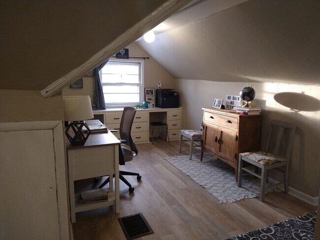 Building Photo - Cute 3 bedroom house $850