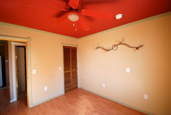 Building Photo - 1 bedroom 1 bath Apartment Camano MIL