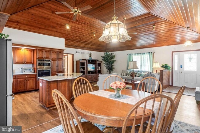 Building Photo - 641 Adams Dr