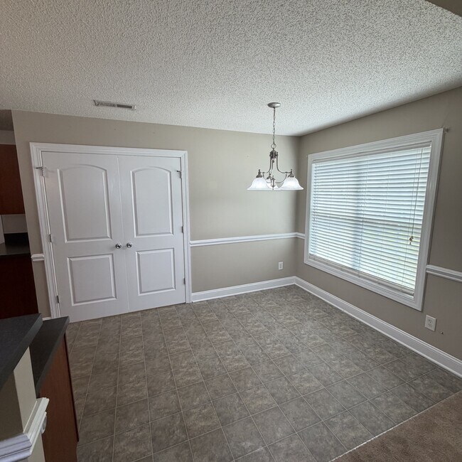 Foto del edificio - 2552 Saddleback Dr