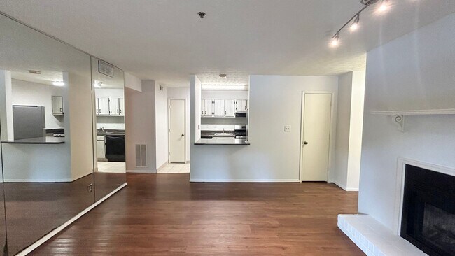Building Photo - Vinings Run 1 Bedroom Condo, Minutes from ...