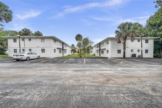 Building Photo - 320 W Howry Ave
