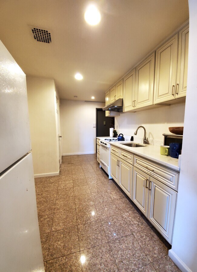 Foto del edificio - 251 E 13th St