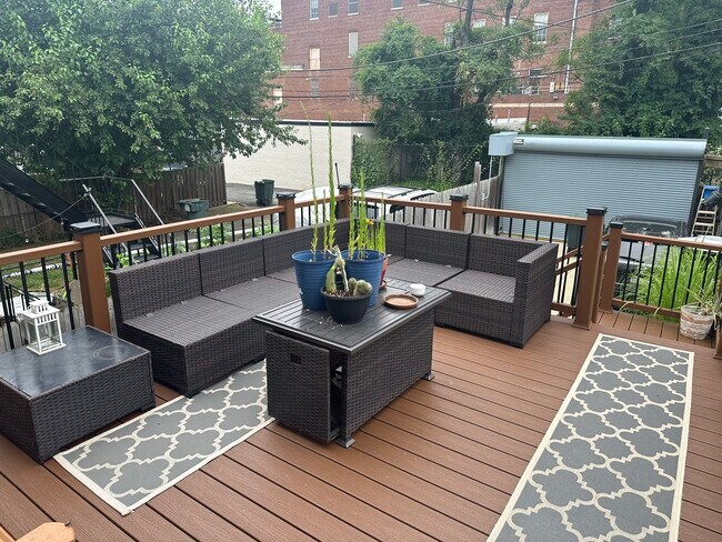 Cubierta - 921 Farragut St NW